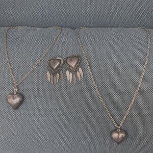 JEWELRY - VTG 2 puffy heart pendant necklaces & pair clip puffy heart earrings